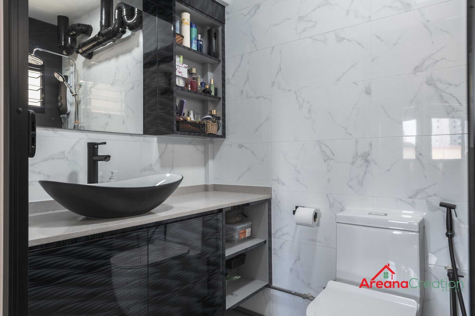 Contemporary Bathroom with Mirror and Bathtub
