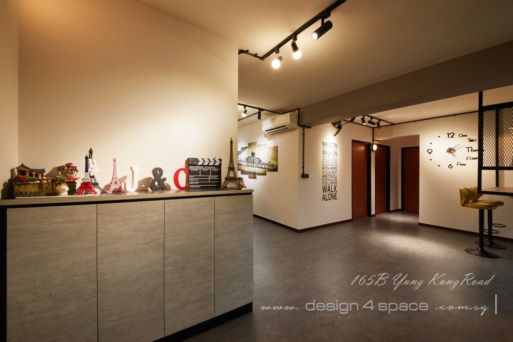Industrial Living Room with Countertop and Homogeneous Tiles