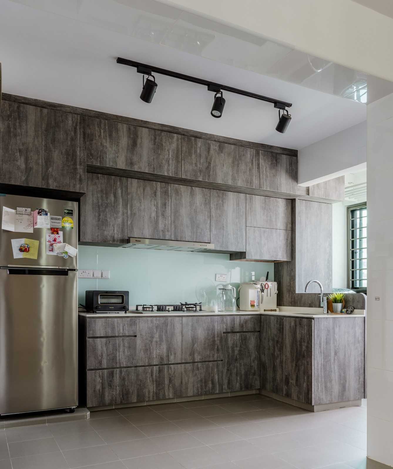 Modern Kitchen with Countertop and Homogeneous Tiles