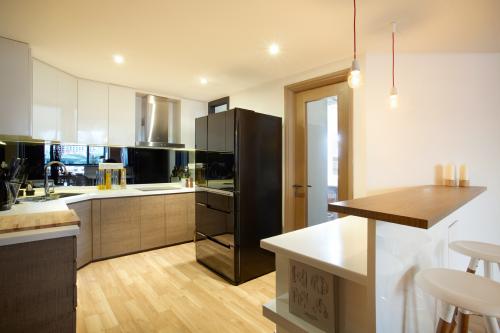 Contemporary Kitchen at HAVELOCK ROAD RIVER PLACE