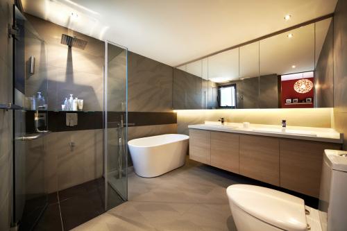 Contemporary Bathroom at HAVELOCK ROAD RIVER PLACE