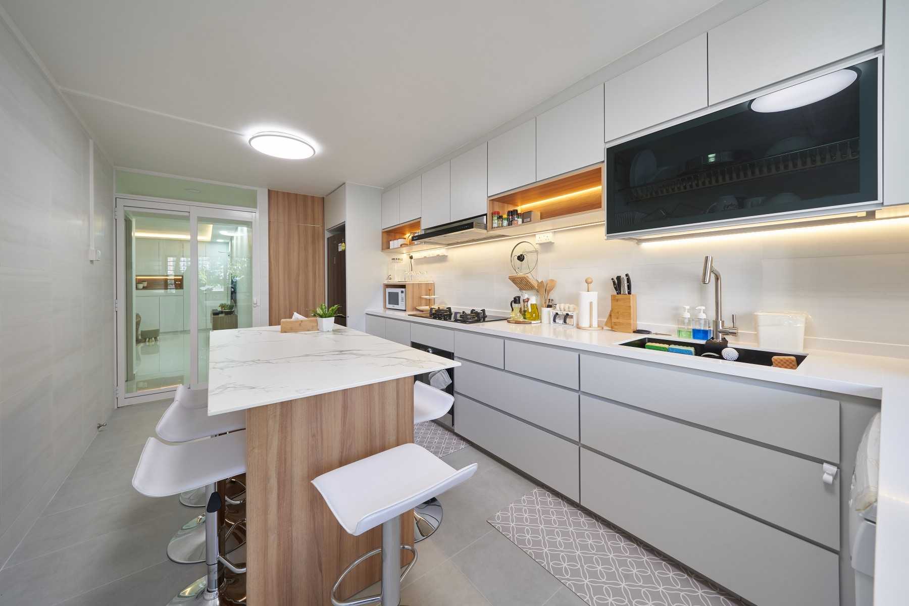 Contemporary Kitchen with Countertop and Homogeneous Tiles