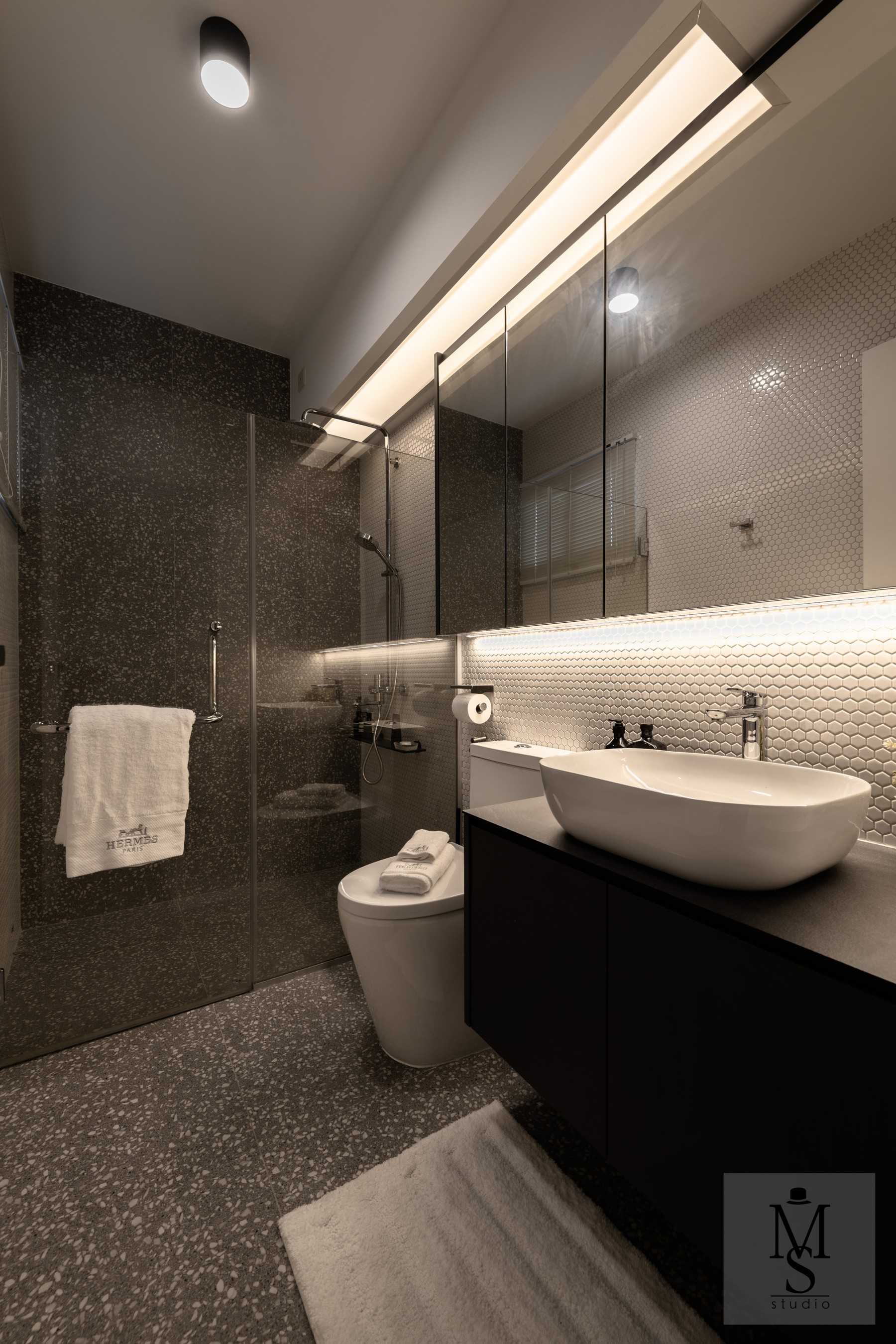 Minimalist Bathroom with Countertop and Mosaic