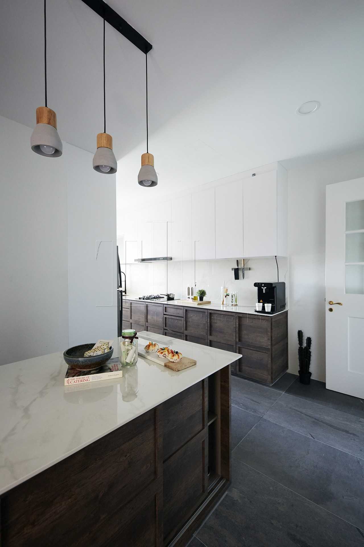 Contemporary Kitchen with Countertop and Breakfast Counter