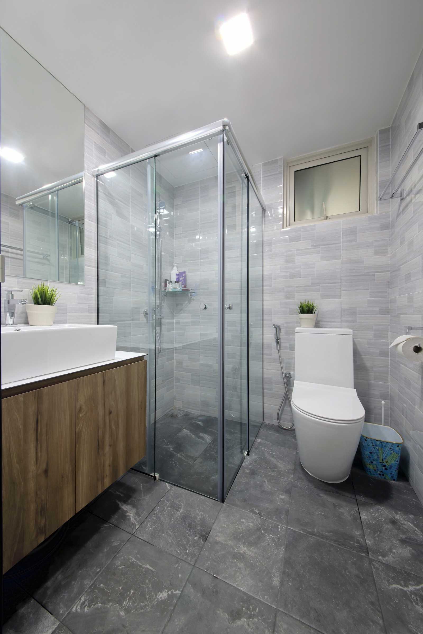 Minimalist Bathroom with Countertop and Homogeneous Tiles