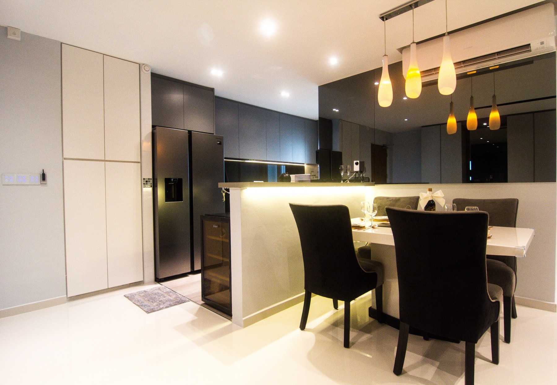 Modern Kitchen with Vinyl Flooring and Kitchen Island