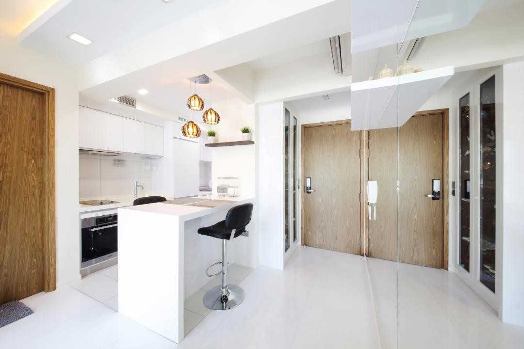Modern Kitchen with Homogeneous Tiles and Kitchen Island