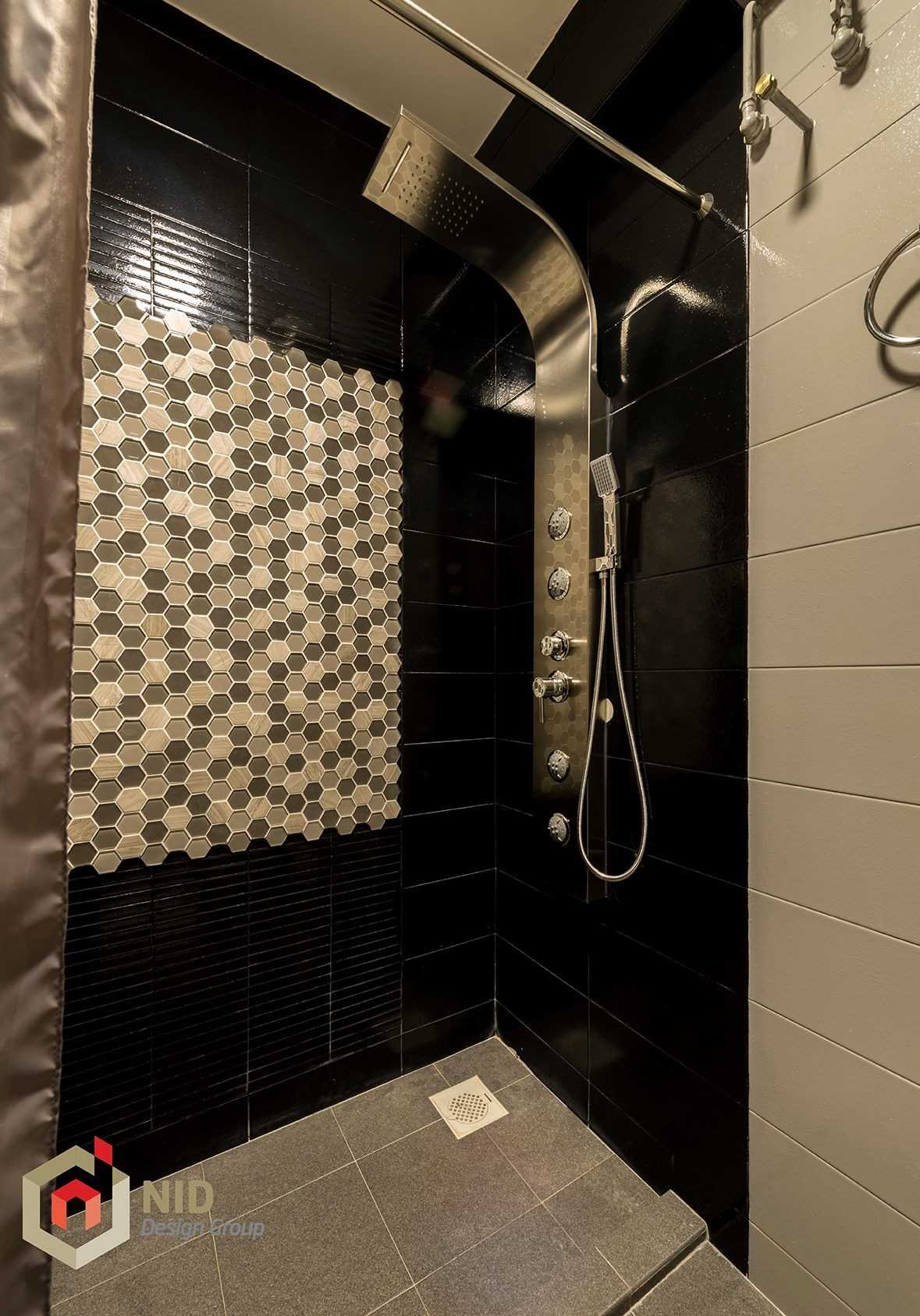 Contemporary Bathroom with Shower Screen and Mosaic