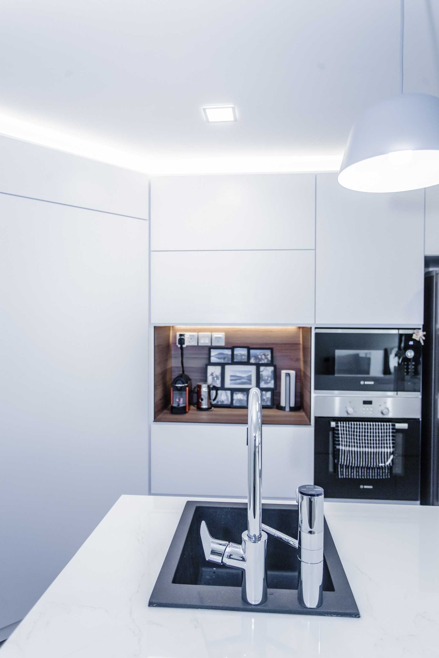 Minimalist Kitchen with Countertop and Homogeneous Tiles