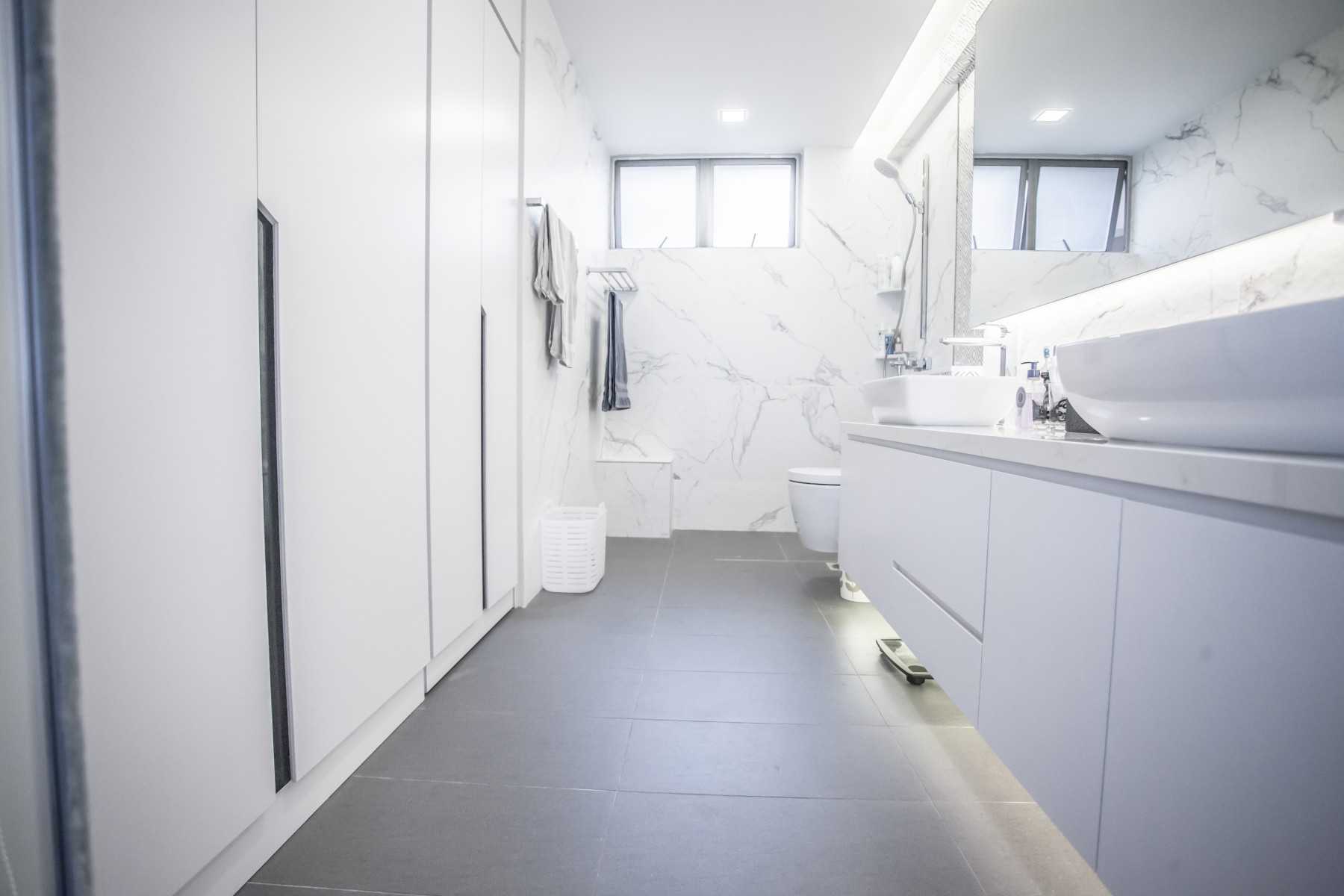 Minimalist Bathroom with Countertop and Shower Screen