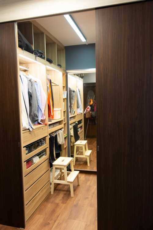 Modern Walk-in Wardrobe at West Ridges