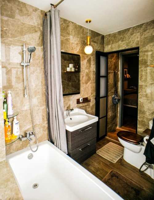 Modern Bathroom at Eden View