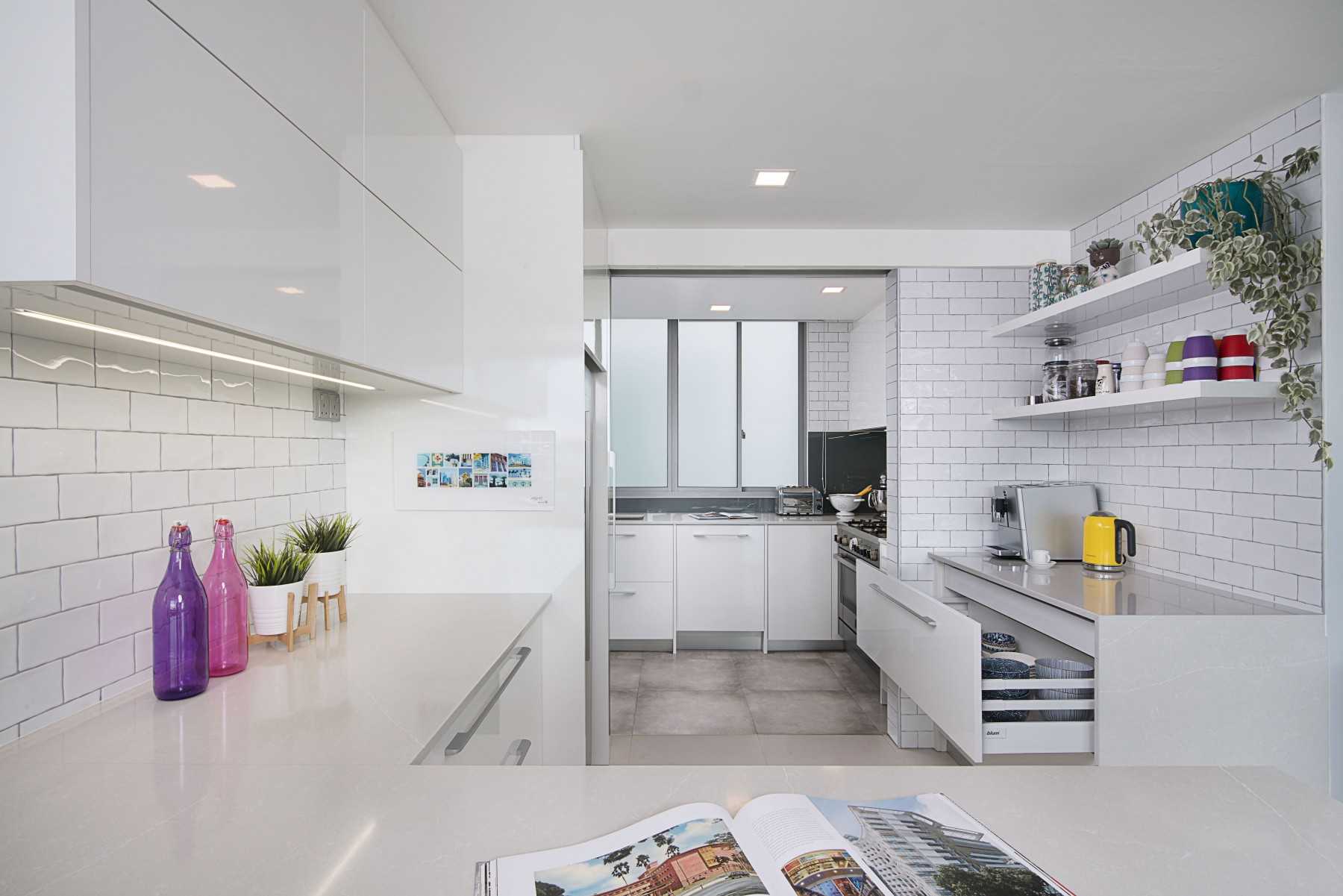 Modern Kitchen with Countertop and Kitchen Island