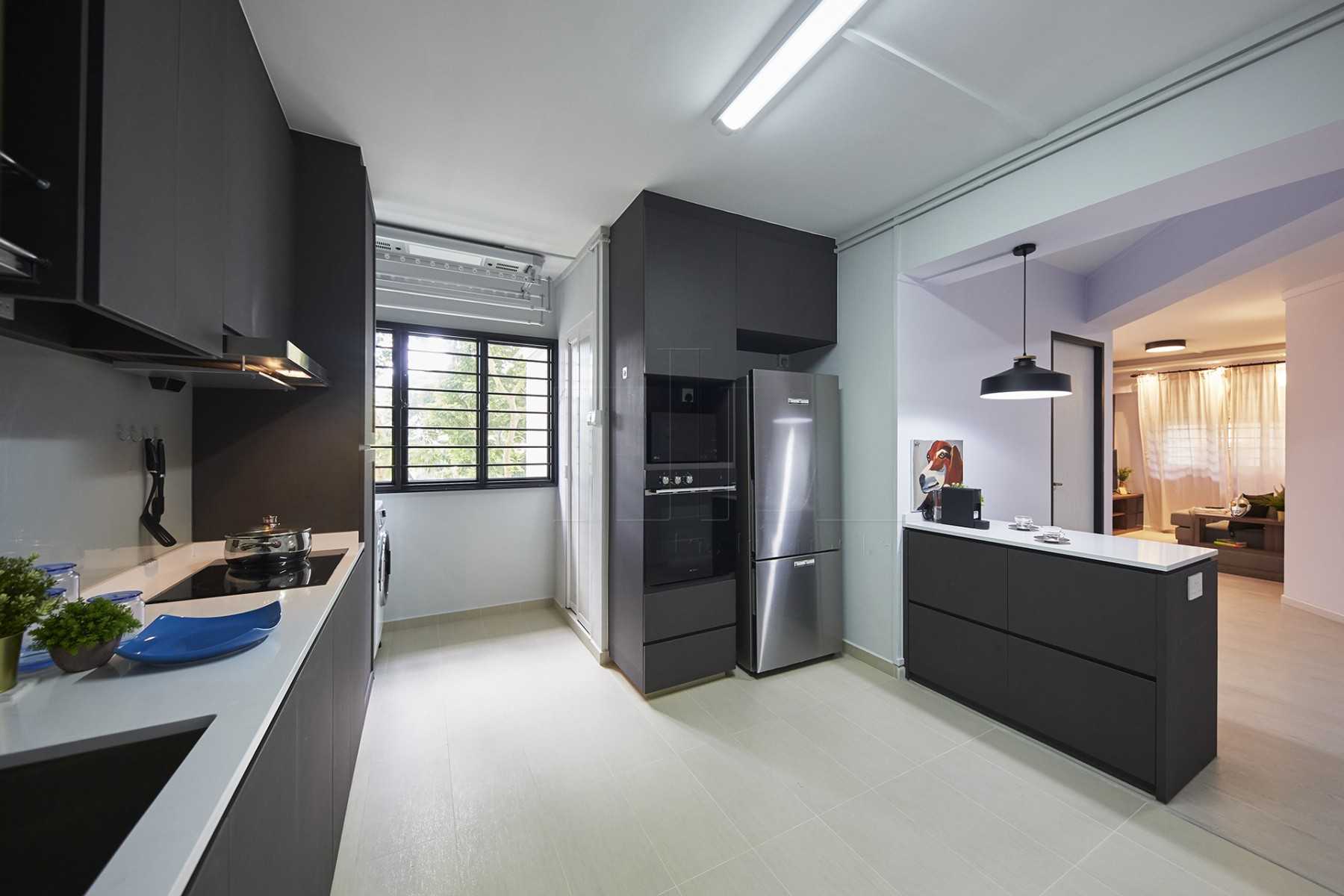 Transitional Kitchen with Countertop and Homogeneous Tiles