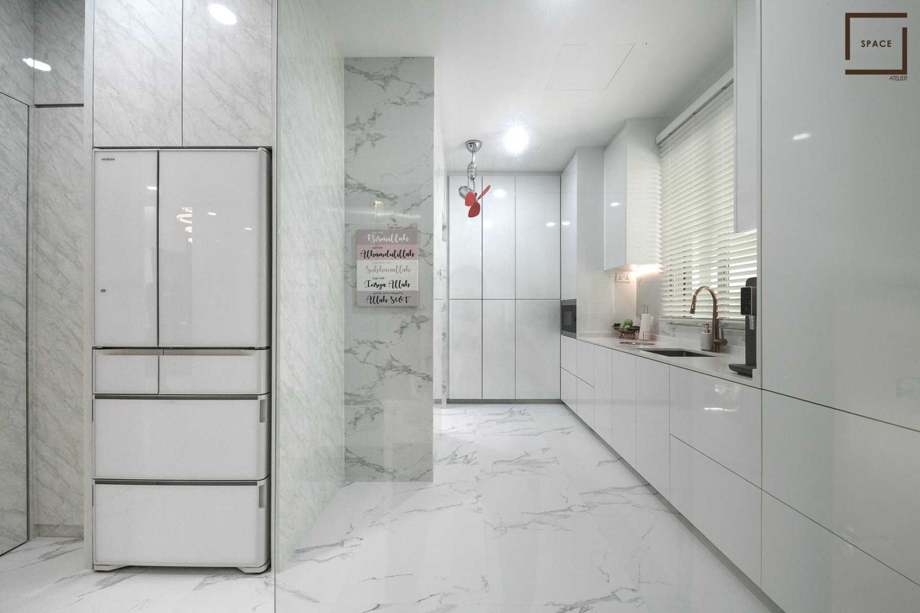 Modern Kitchen with Kitchen Backsplash and Kitchen Accessories