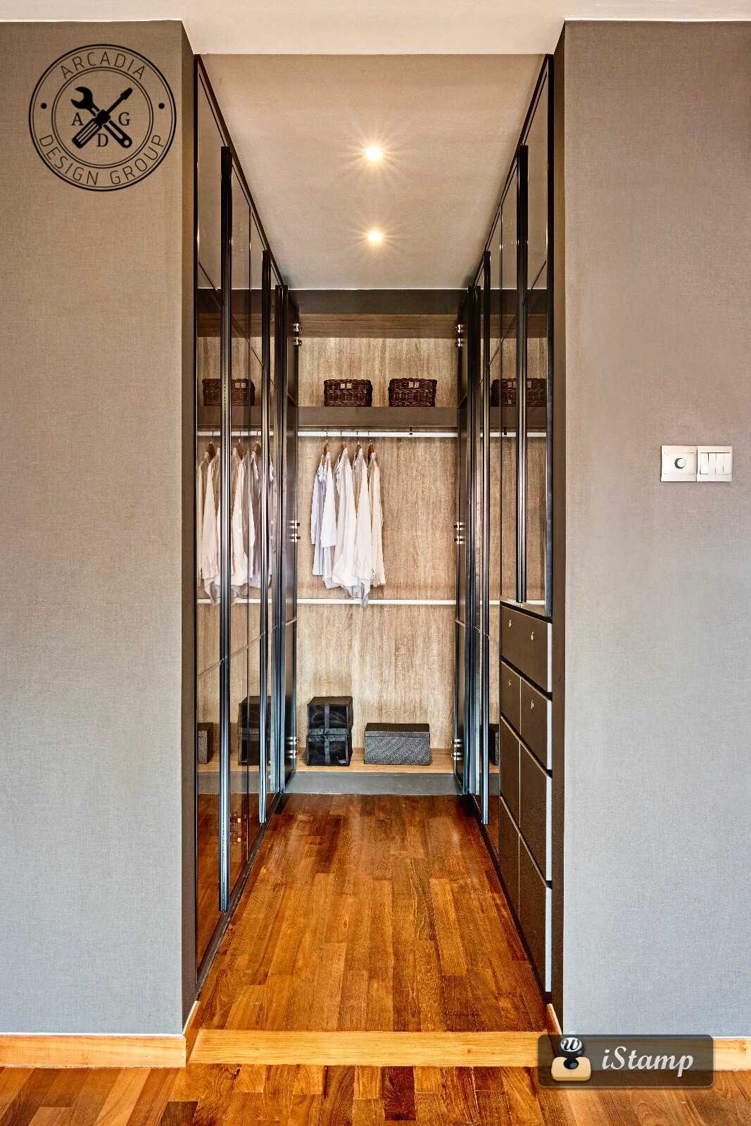 Contemporary Walk-in Wardrobe with Parquet Floor and Wardrobe