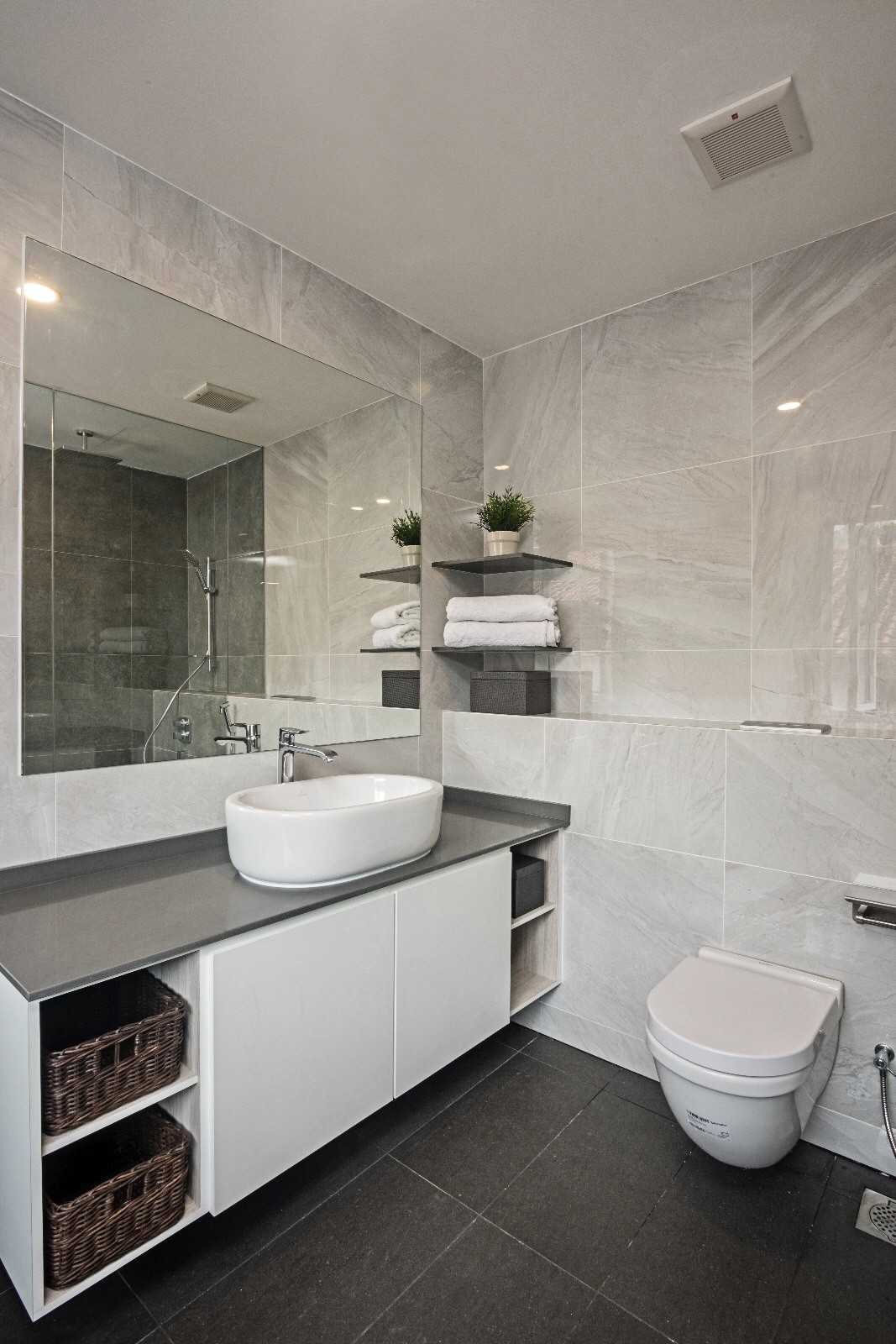Contemporary Bathroom with Homogeneous Tiles and Mirror