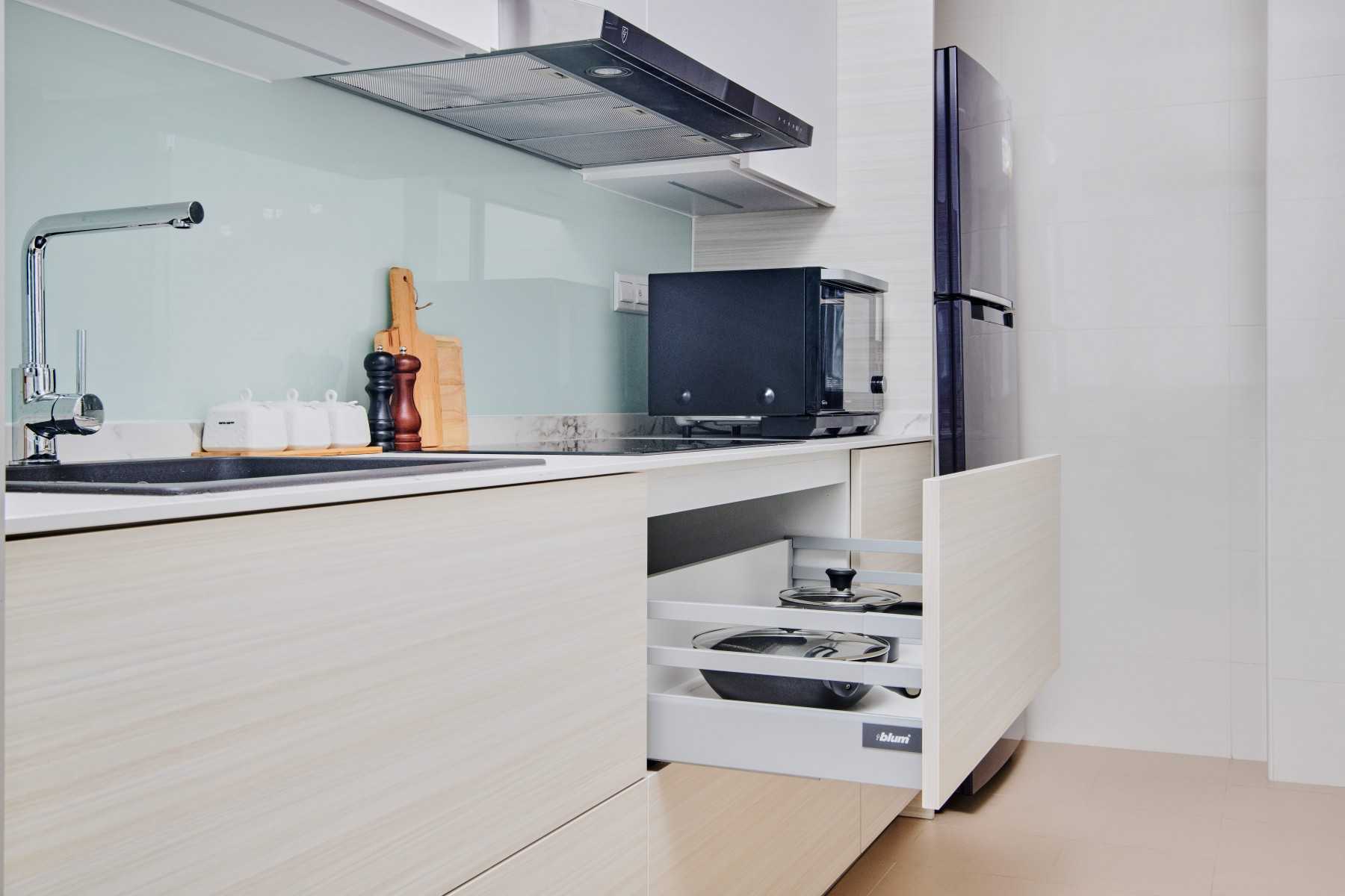 Contemporary Kitchen with Countertop and Kitchen Backsplash