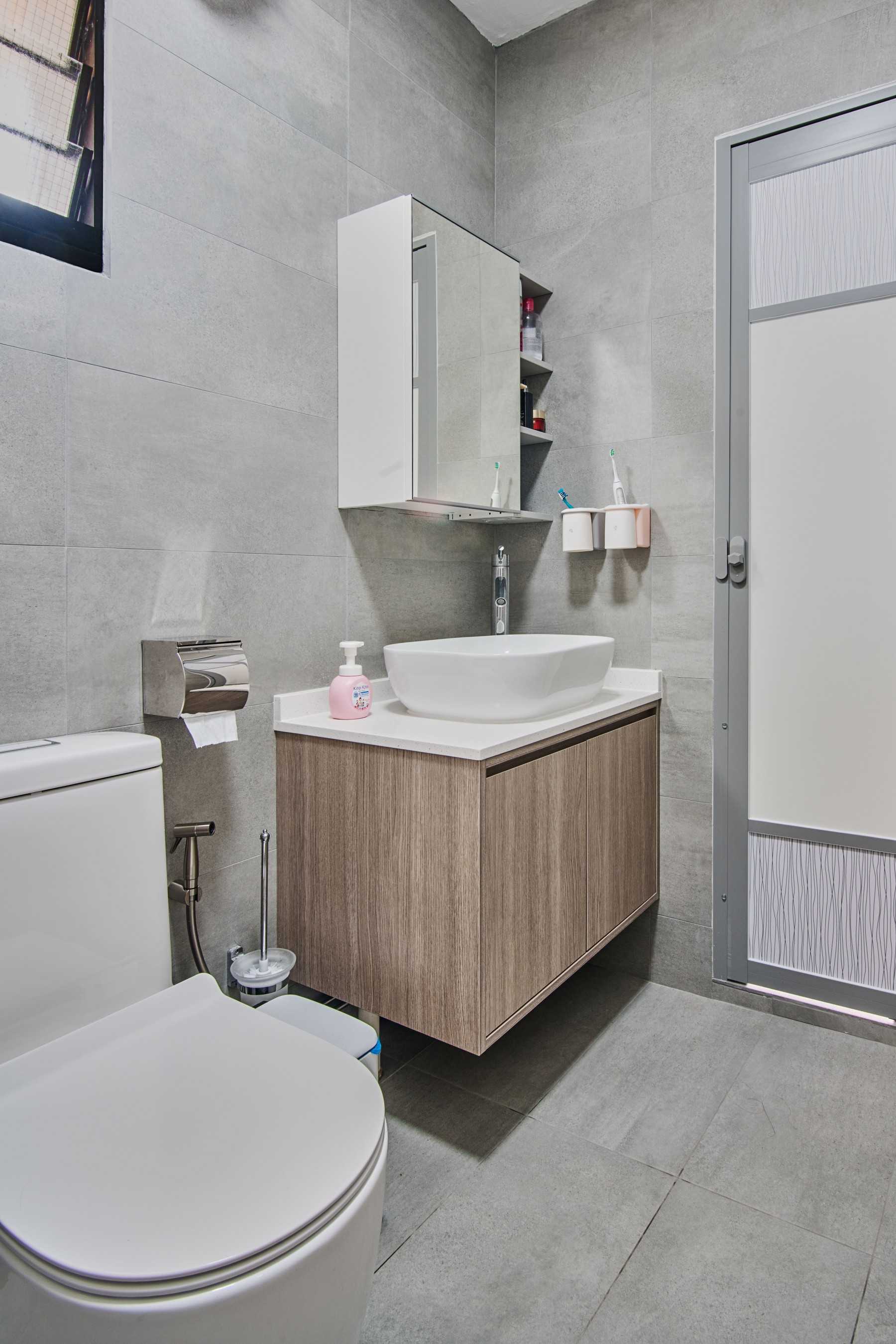 Modern Bathroom with Countertop and Homogeneous Tiles