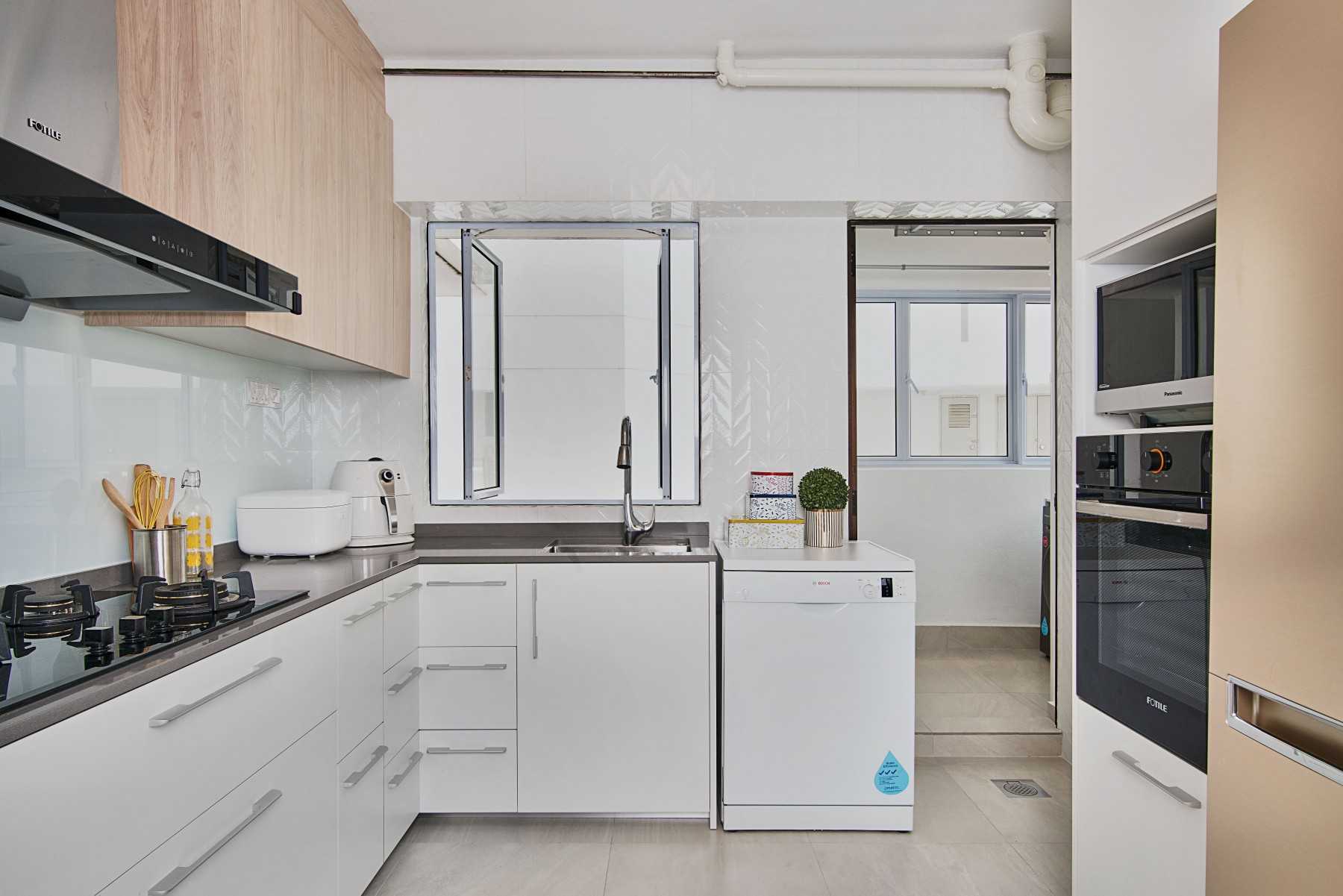 Modern Kitchen with Countertop and Homogeneous Tiles