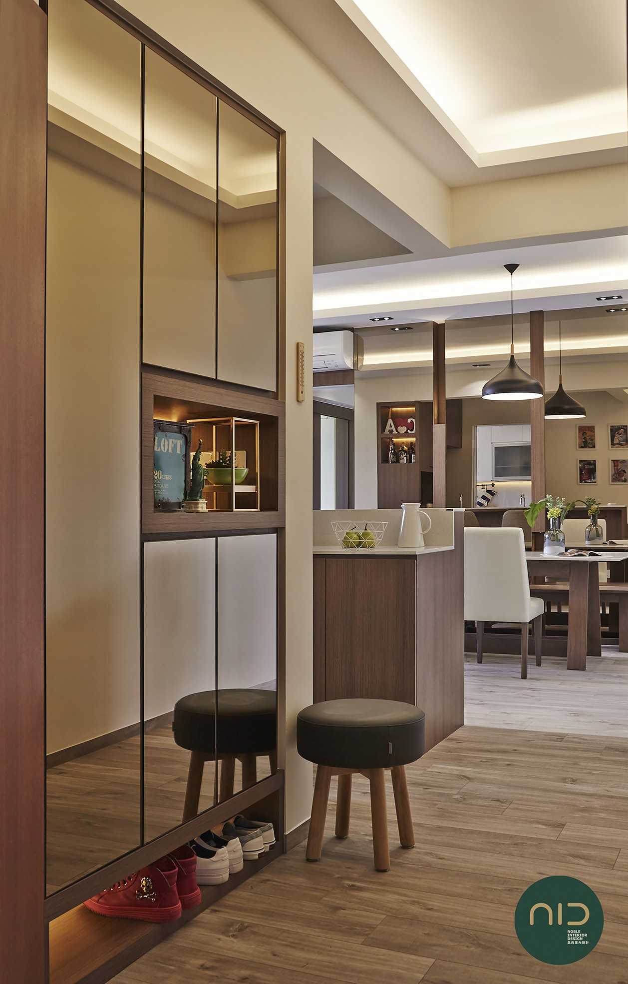 Scandinavian Foyer with Mirror and Cove Lighting