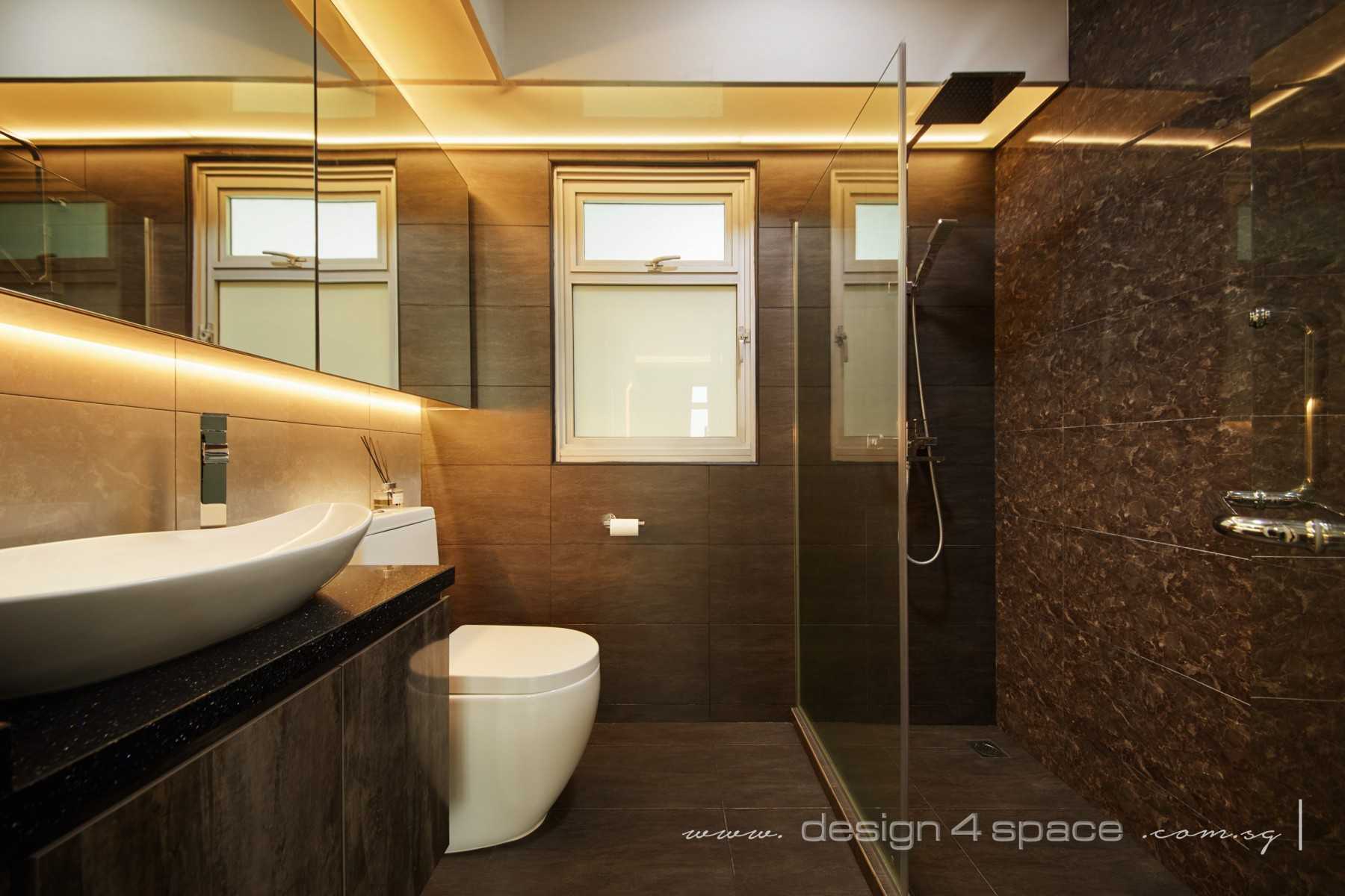 Modern Bathroom with Mirror and Bathtub