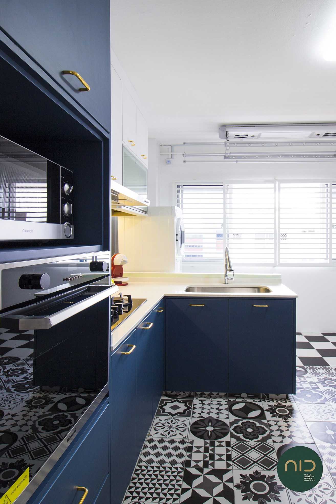 Transitional Kitchen with Countertop and Homogeneous Tiles