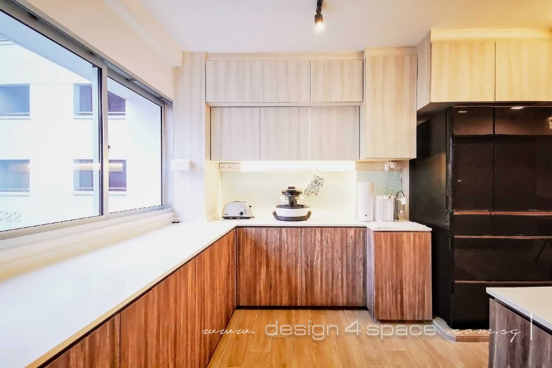 Contemporary Kitchen with Vinyl Flooring and Homogeneous Tiles