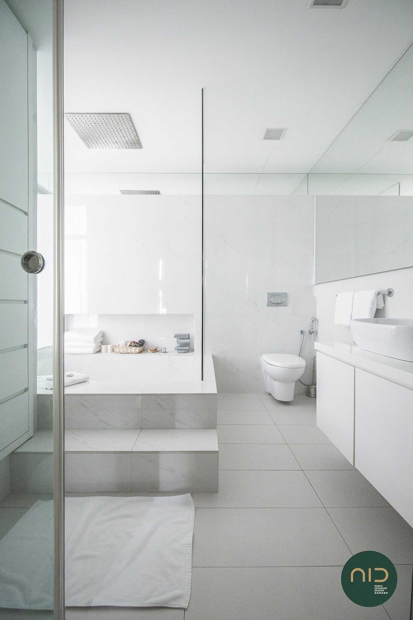 Modern Bathroom with Mirror and Bathtub