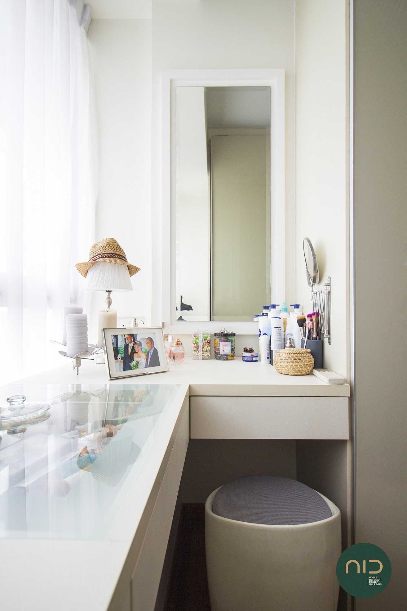 Modern Walk-in Wardrobe with Mirror and Wardrobe