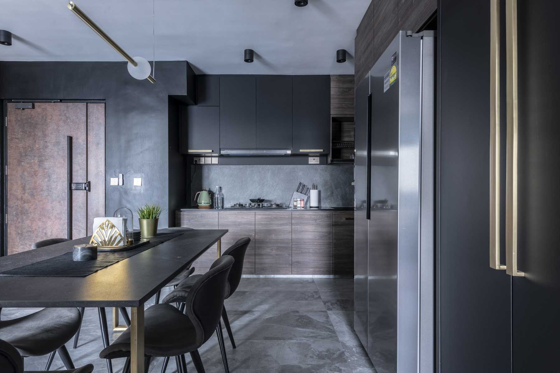 Contemporary Kitchen with Homogeneous Tiles and Breakfast Counter