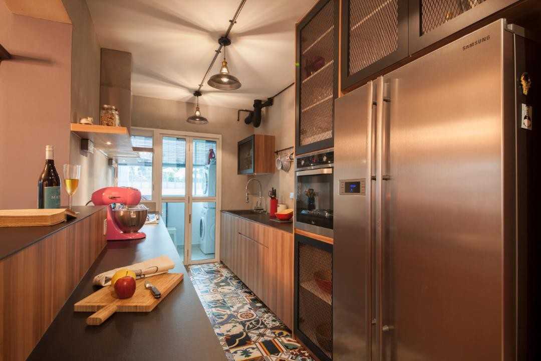 Eclectic Kitchen with Bar Counter and Lighting