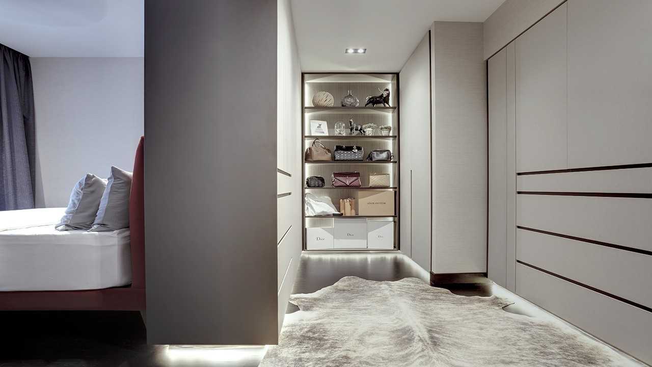 Scandinavian Walk-in Wardrobe with Wardrobe and Carpet