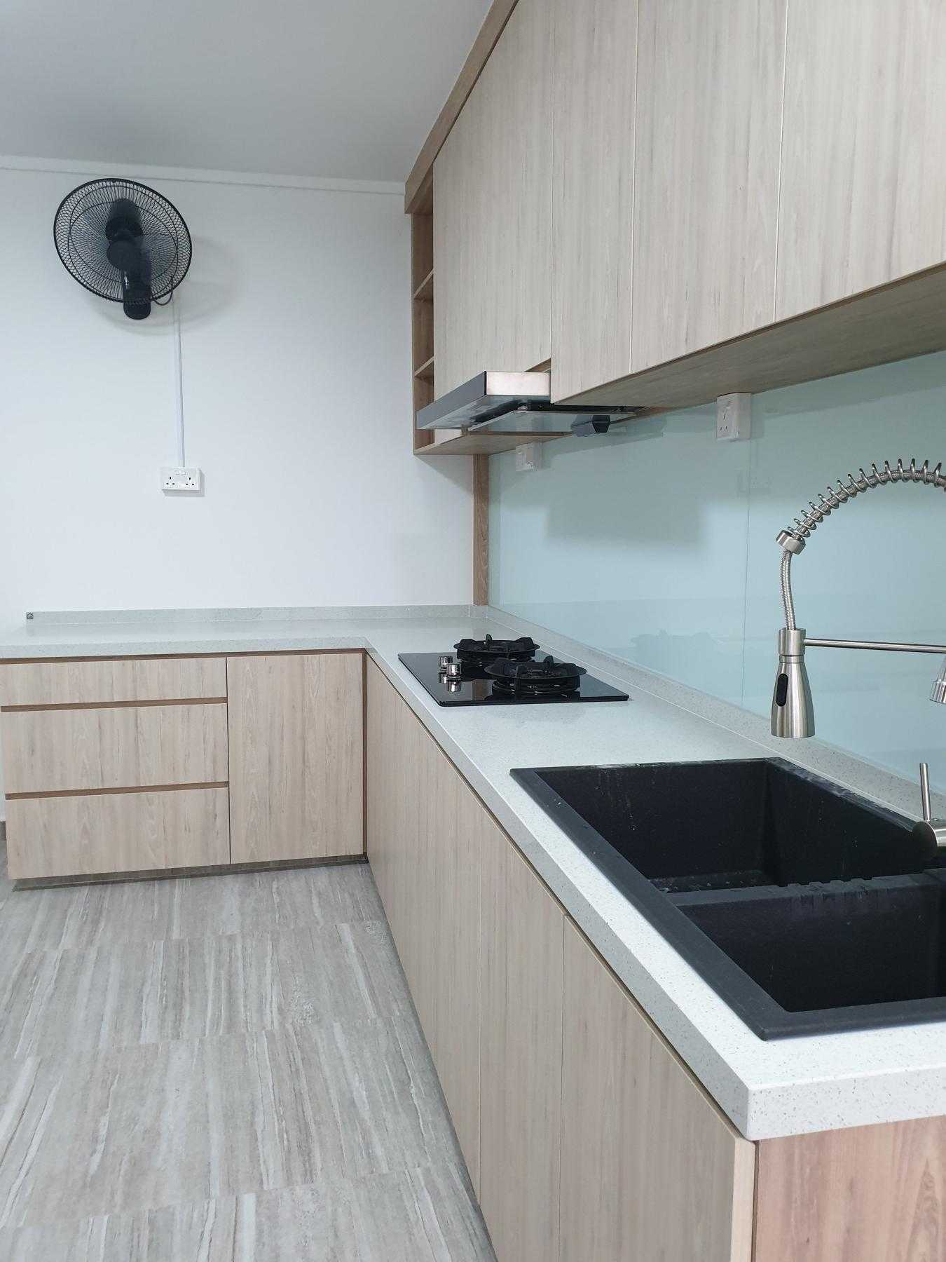 Contemporary Kitchen with Countertop and Homogeneous Tiles