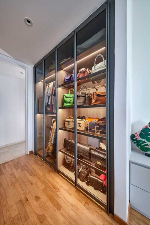 Modern Walk-in Wardrobe at The Trilight