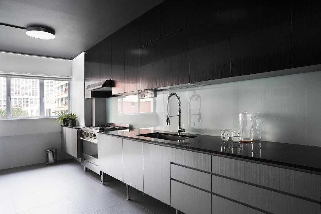 Contemporary Kitchen with Kitchen Backsplash and Kitchen Cabinets