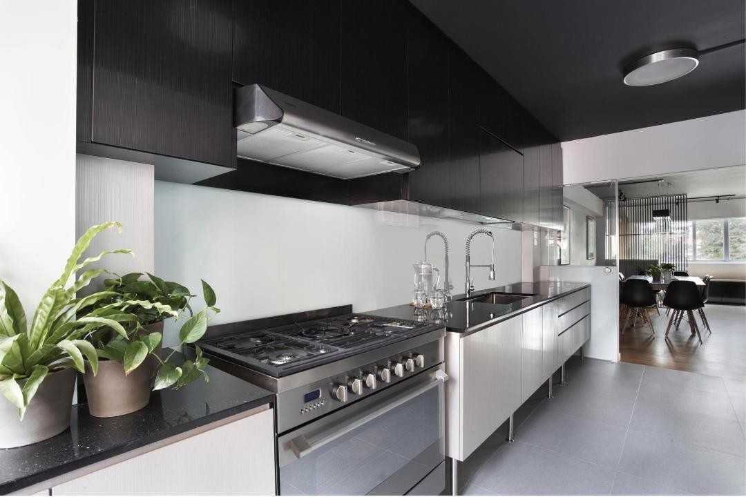 Contemporary Kitchen with Kitchen Cabinets and Oven