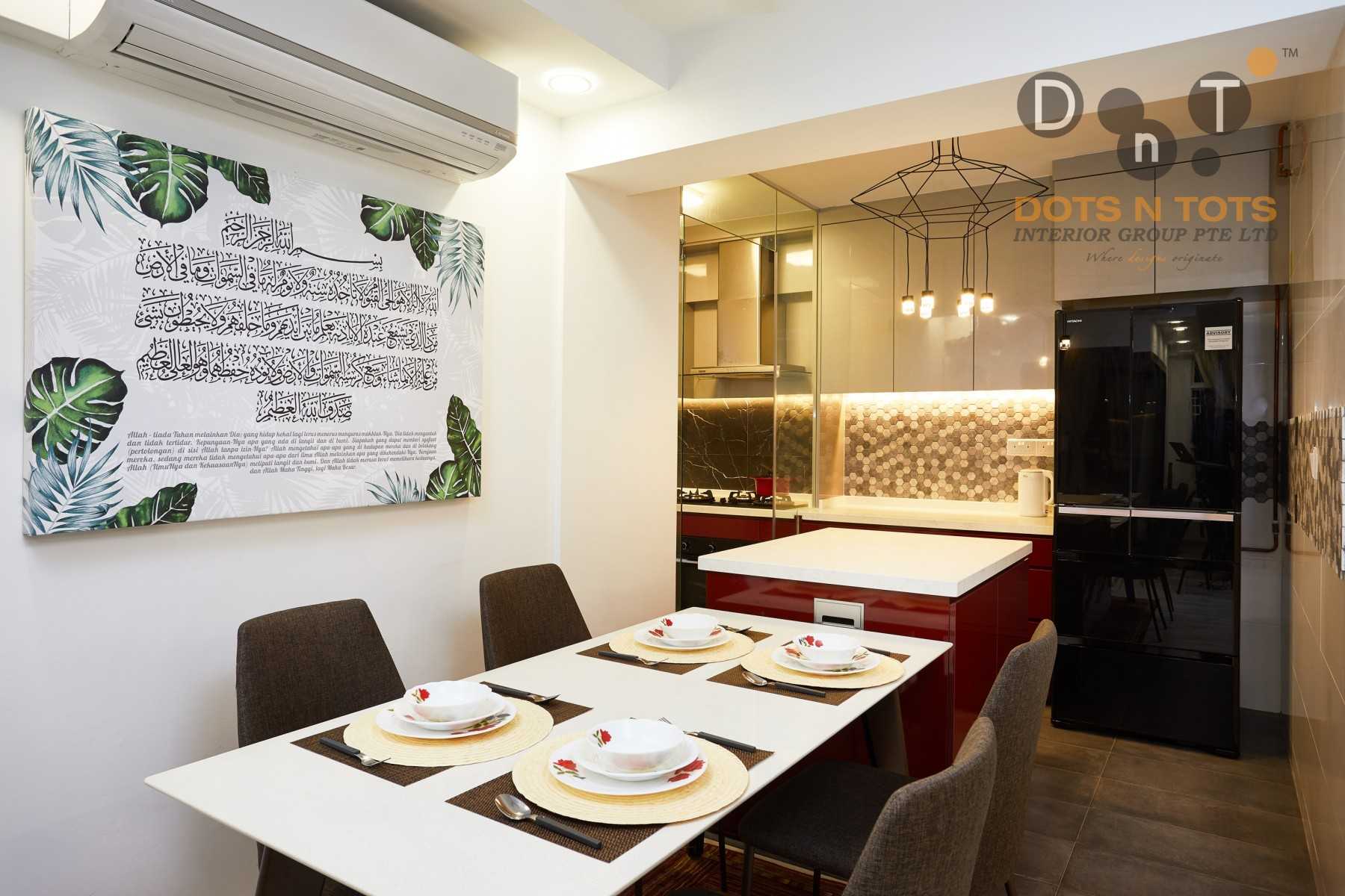 Contemporary Dining Room with Dining Table and Dining Chairs