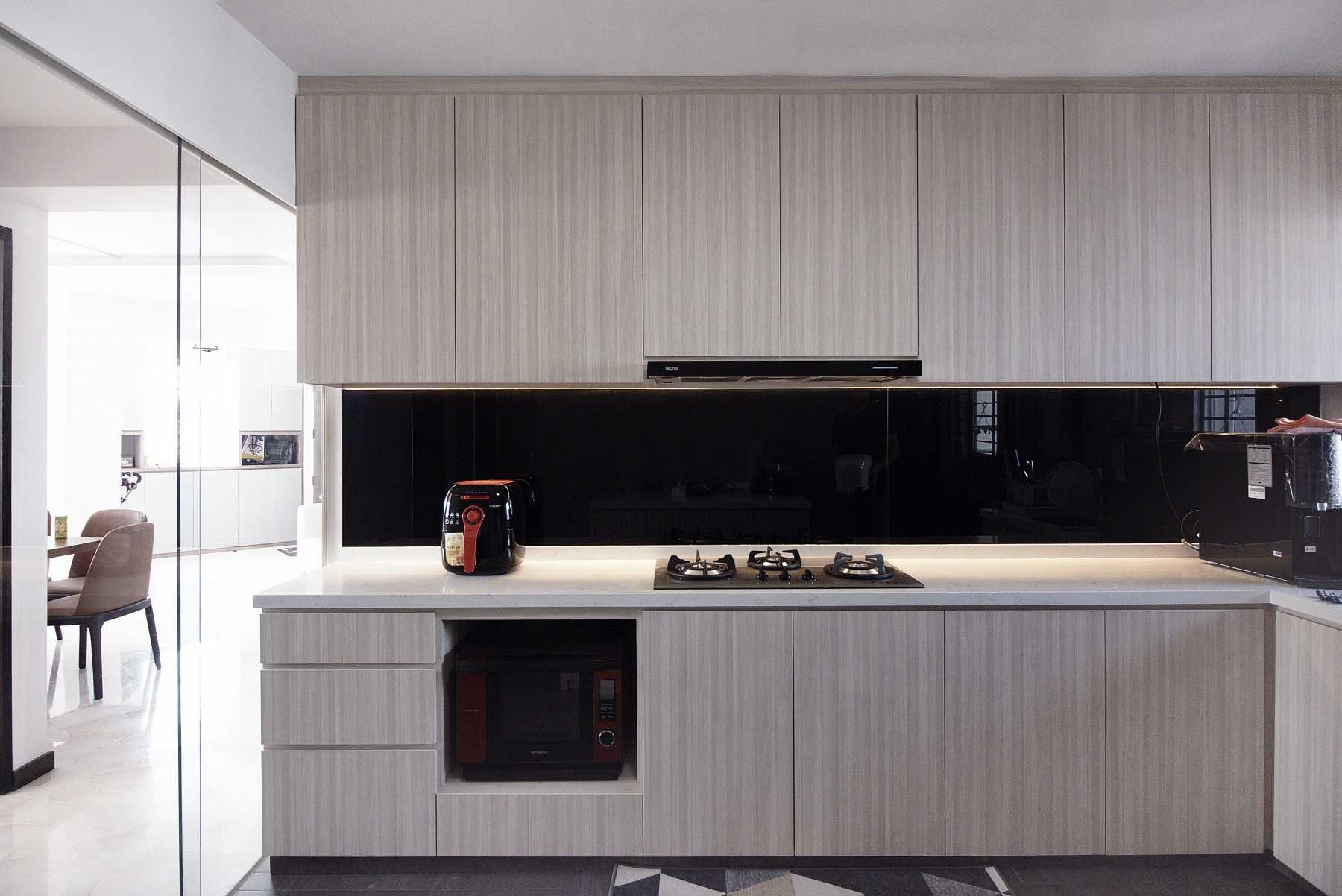 Contemporary Kitchen with Countertop and Homogeneous Tiles