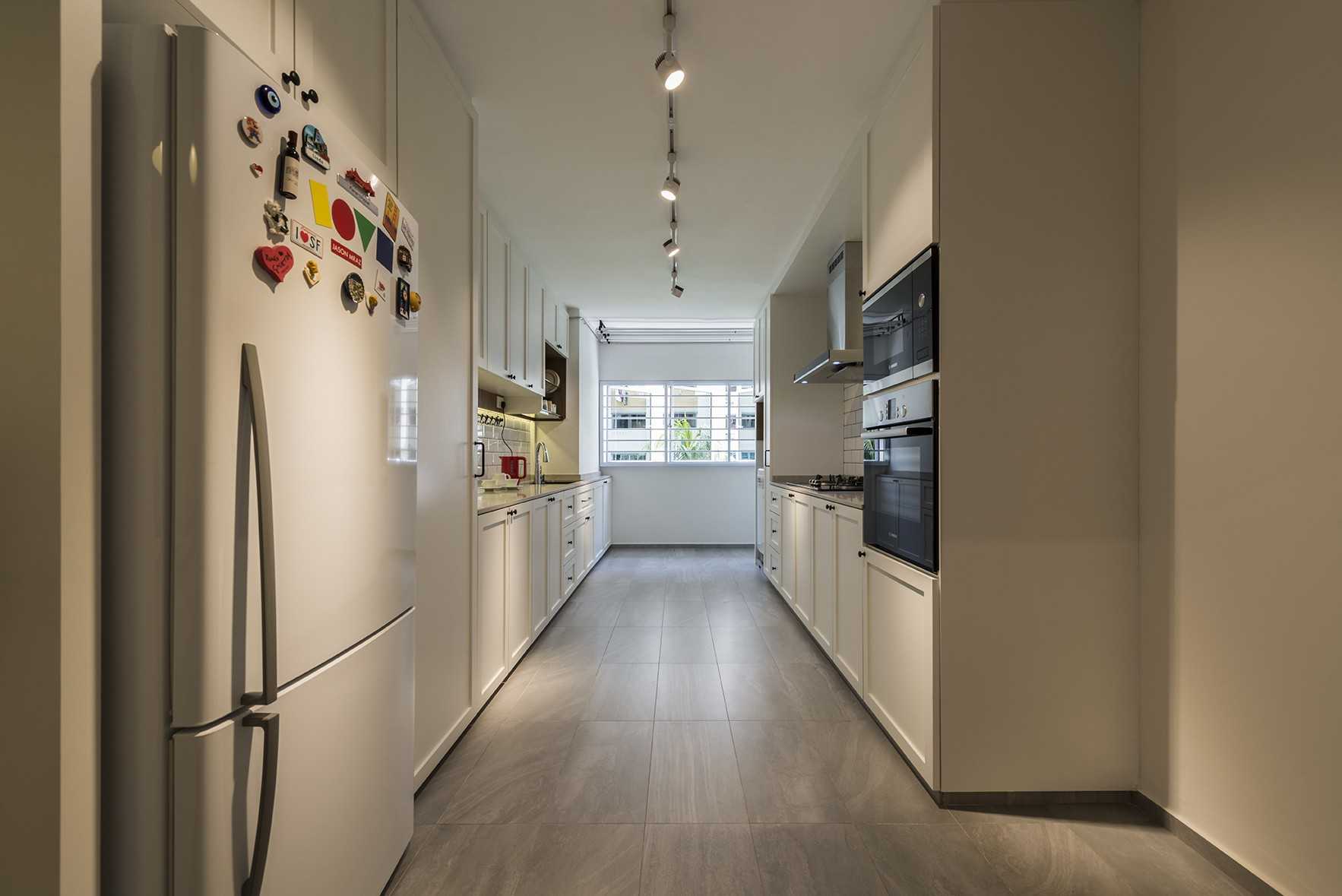 Country Kitchen with Homogeneous Tiles and Kitchen Backsplash
