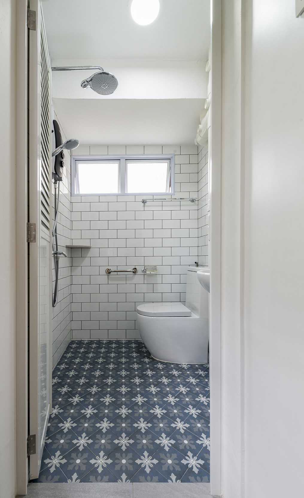 Country Bathroom with Homogeneous Tiles and Rainshower