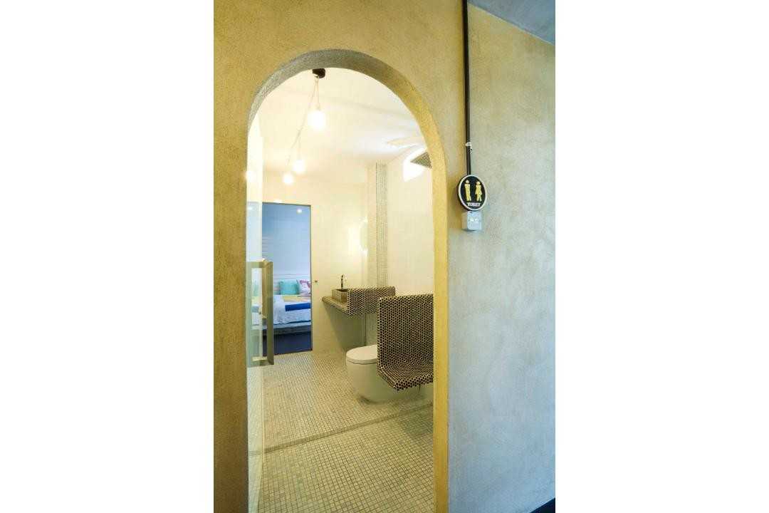 Eclectic Bathroom with Bathroom Sinks and Toilet Bowl