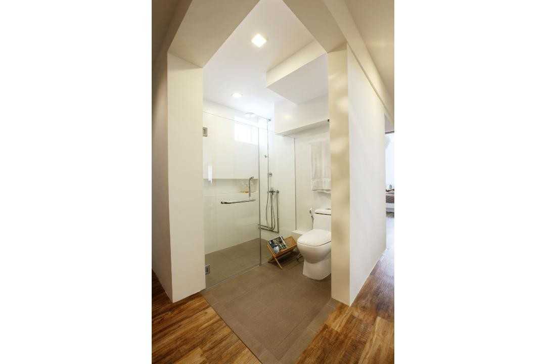 Modern Bathroom with Bathroom Stools and Toilet Bowl