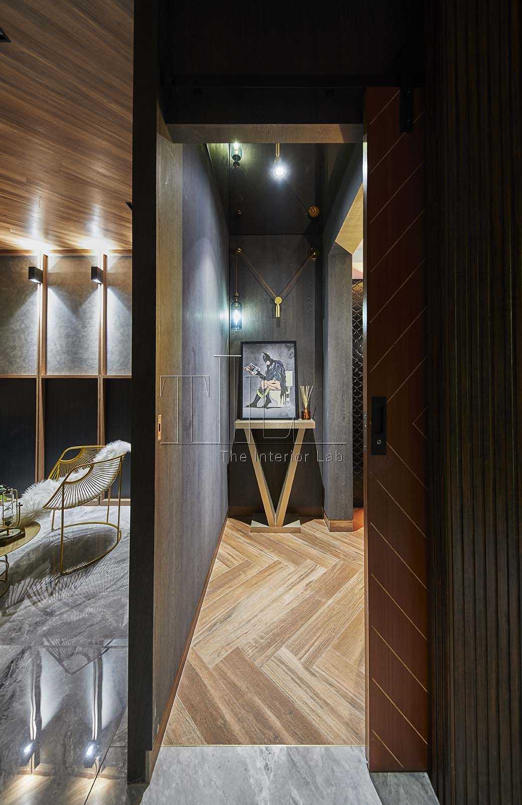 Modern Bathroom with Homogeneous Tiles and Herringbone Tiling