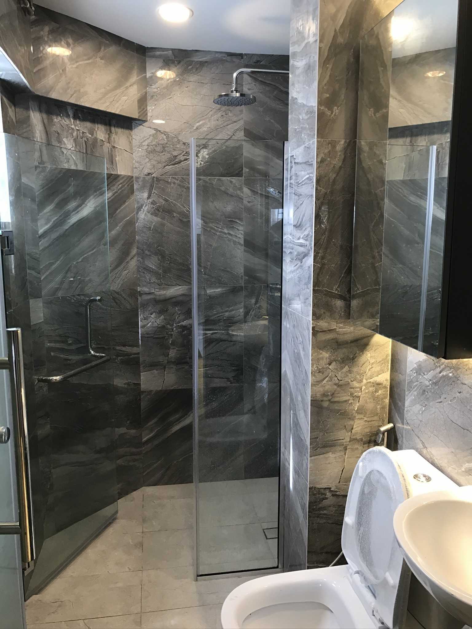 Contemporary Bathroom with Homogeneous Tiles and Mirror