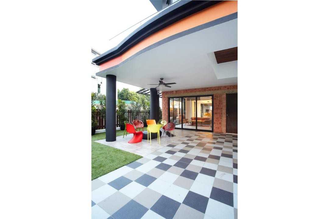 Eclectic Porch with Bay Window and Ceiling Fan