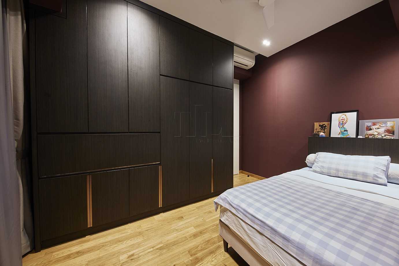 Asian Bedroom with Vinyl Flooring and Artwork