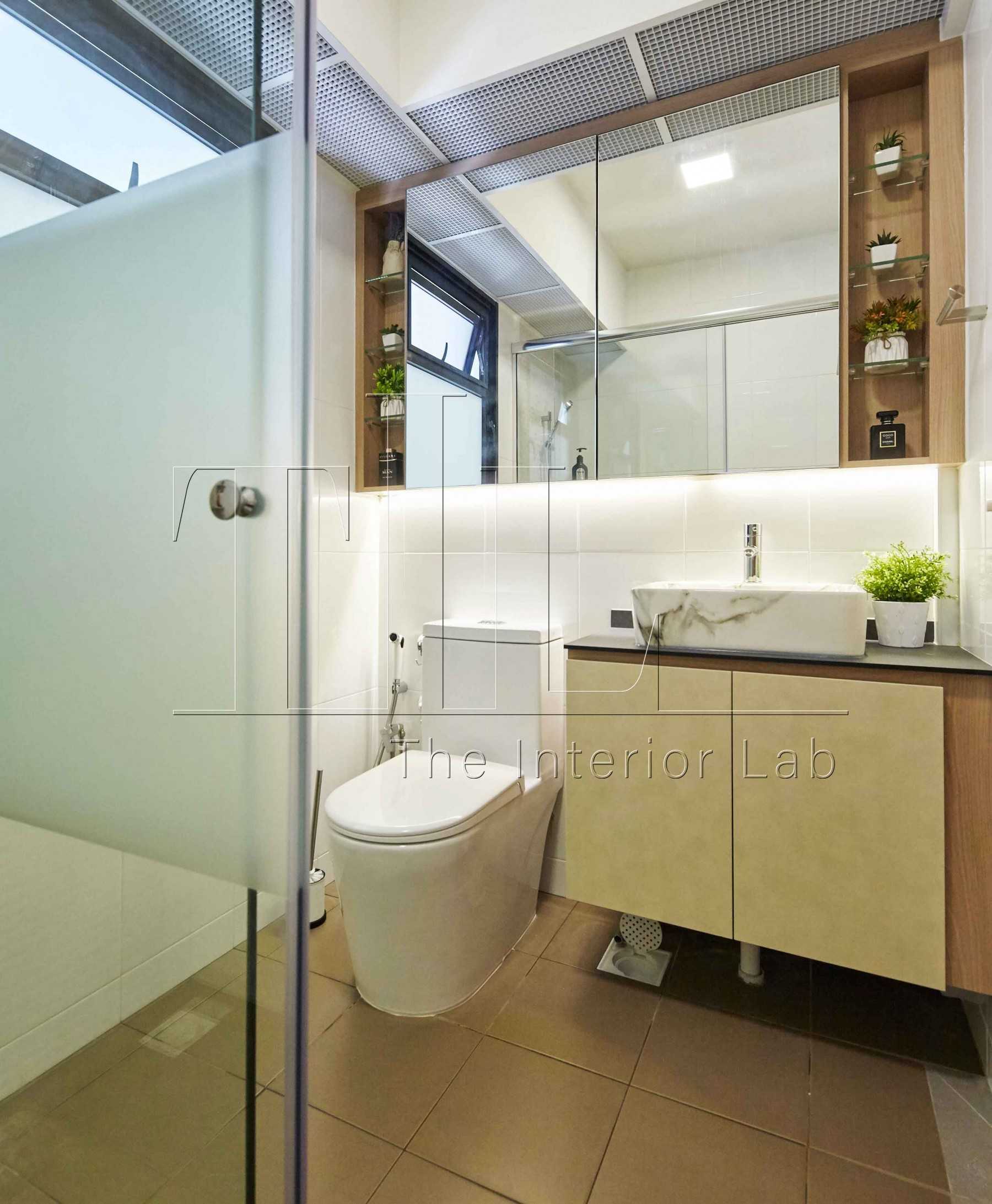 Modern Bathroom with Mirror and Bathroom Storage