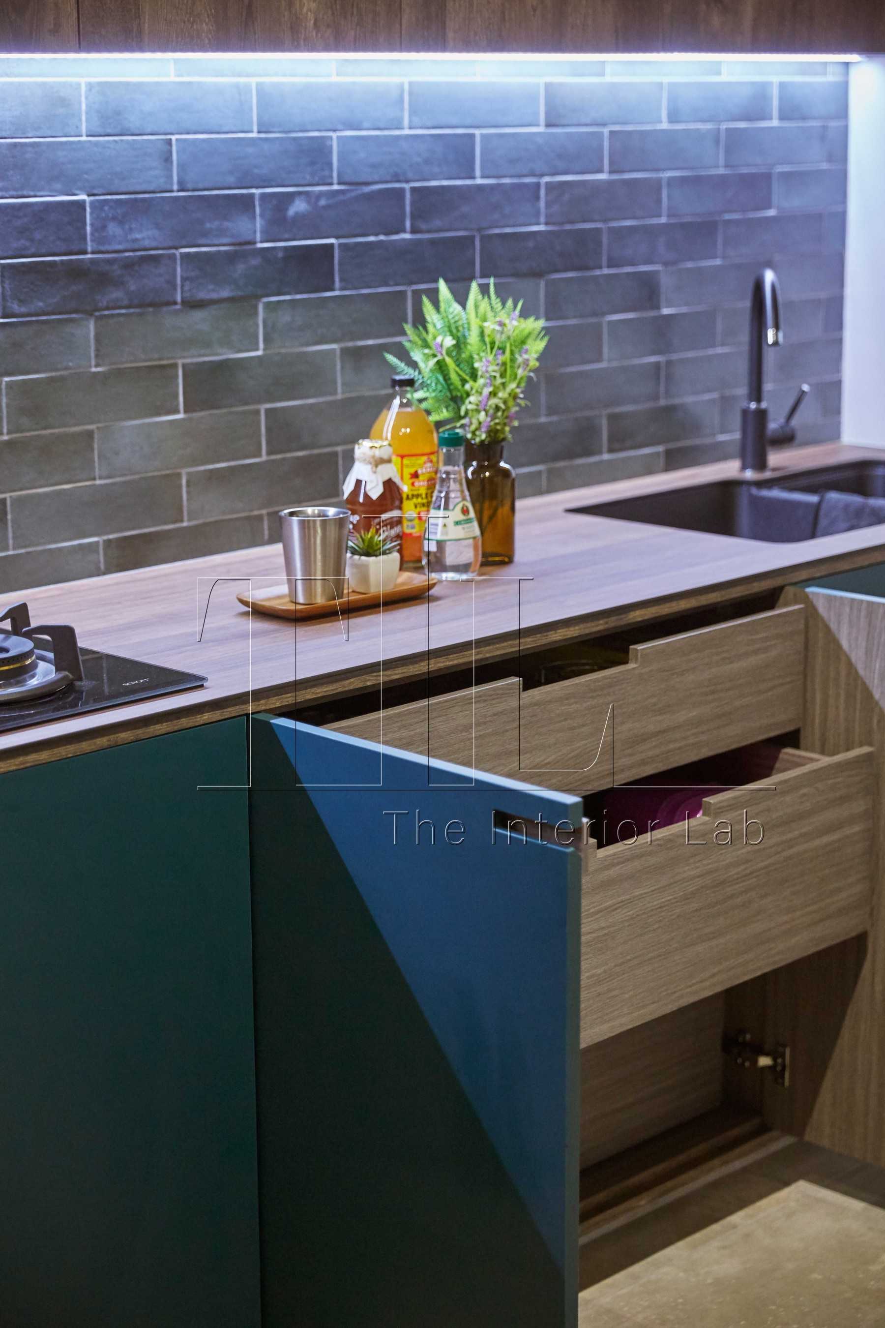 Contemporary Kitchen with Homogeneous Tiles and Kitchen Backsplash