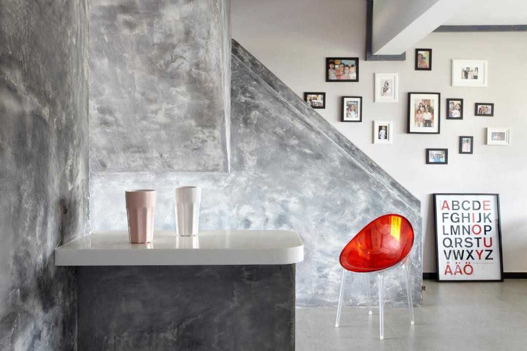 Industrial Entryway with Feature Wall and Paintings